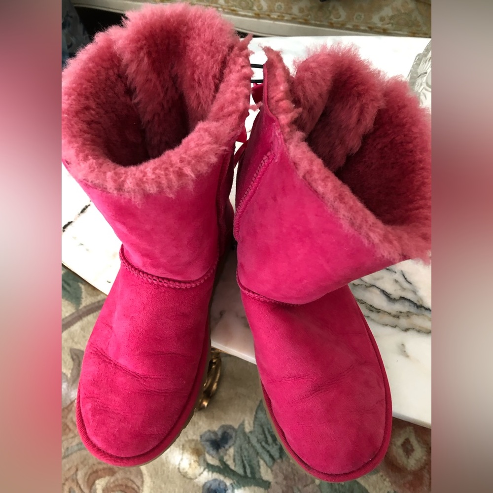 UGG Australia Bailey Bow Hot Pink size 5 very good condition. BB:167